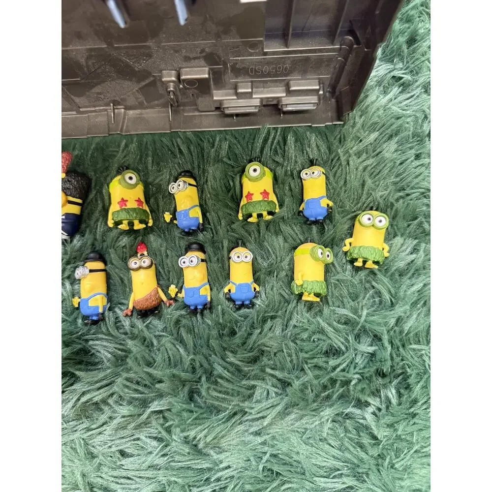 Minions Despicable Me Mega Bloks Factory Playset with 17 Minifigures Mattel